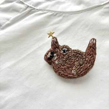 "ナマケモノちゃん仲良し親子" 星を見つけたver 刺繍ブローチの画像