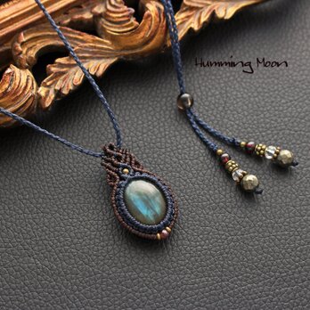 ラブラドライトのマクラメペンダントネックレス／ダークネイビー×ビターブラウン