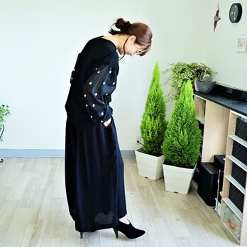 とろみ素材のスカートパンツ：黒