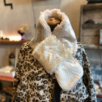 モコモコ上品マフラー＊パール付き＊ホワイト＊ネックアクセサリーの画像