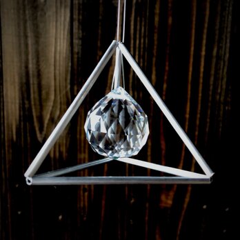 ヒンメリ★ミニサイズピラミッドサンキャッチャー 1個 野外使用可なアルミ製　幾何学オブジェ　シルバー　クリスマスオーナメントの画像