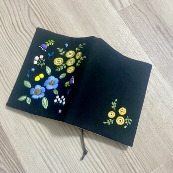 手刺繍ブックカバー ＊小花　文庫　ほぼ日手帳の画像