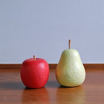 木彫りのりんごと洋なしの画像
