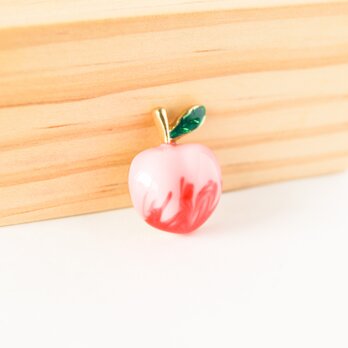 『小ぶりな丸い桃もブローチ』の画像