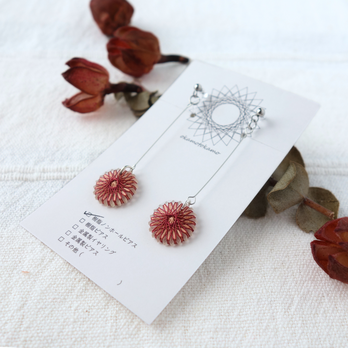 雨の日に咲く 赤｜揺れる華奢な赤い絹糸イヤリング｜ギフトにもおすすめ