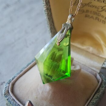 ヴィンテージ　Olive／Peridot（26×17㎜）変形ダイヤモンド型　ネックレスの画像
