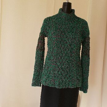 グリーンの模様編み袖グラディーションセーターの画像