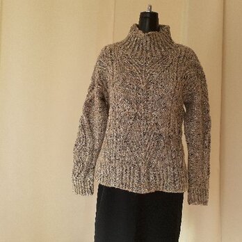 グレーツィードの模様編みセーターの画像