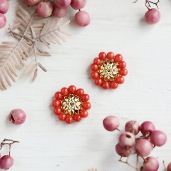 【ピアス】天然色の本赤珊瑚 アンティークレトロなお花・小　還暦祝いにもの画像