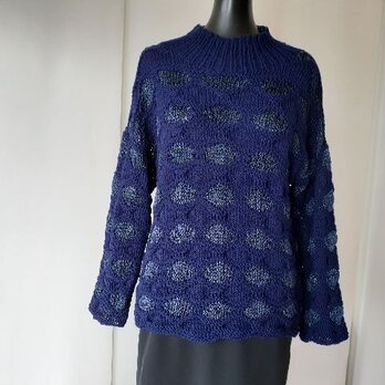 紺色の引き上げ編みセーターの画像