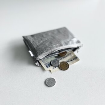 【mini wallet】ポリエチレン素材 / ３つの収納スペース / シルバーの画像