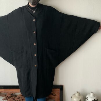 ドルマンスリーブ着物風の手織り綿コート　和でも洋でも、着物の上でも楽しめる優れもの　黒無地の画像