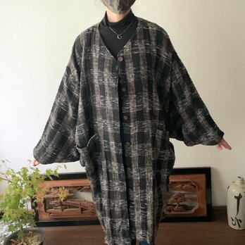ドルマンスリーブ着物風の手織り綿コート　和でも洋でも、着物の上でも楽しめる優れもの　黒グレイ絣の画像