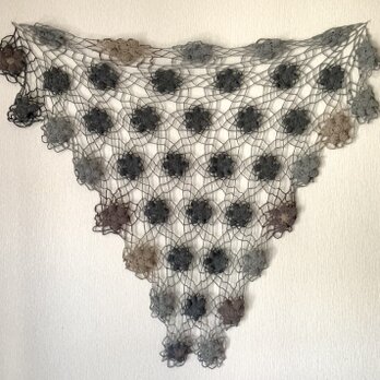 コットン100%   大判　モチーフ編みのマルチカバー　ショール　ストール　三角　かぎ針編み　毛糸　編み物　パプコーン編み　花の画像