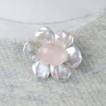 ホワイトシルバーの真珠の花びらと桜水晶の画像