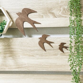 ★木製　北欧　ツバメの親子の壁面飾り　大・中・小　ウォールナット　貼ってはがせる♪ウォールデコの画像