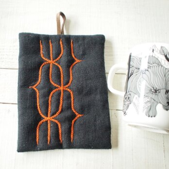 アイヌ刺繍の鍋つかみ　リネンの黒に鮮やかオレンジ糸の画像