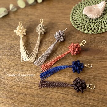 yumri ⌘ macrame 松ぼっくり＊珠飾りマクラメ編み　ストラップの画像