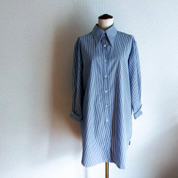 ウィングカラーのストライプシャツ　二つボタンドゥエボットーニ　衿高　コットン　ブルー　白の画像