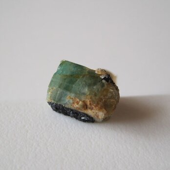 エメラルドの結晶原石ピアス 片耳 14kgfの画像