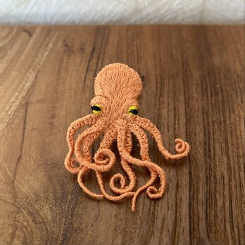 オレンジのタコの刺繍ブローチの画像