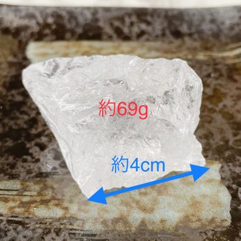 ❤️(2)氷のようなロッククリスタル水晶 原石 約69g 天然石ブレスレットやストラップ、お部屋の浄化におすすめ♪の画像