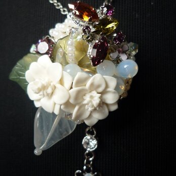 白い花と蝶のネックレス(兼スカーフ留め）の画像