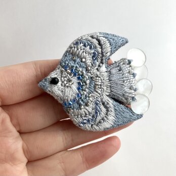 "Dull blue gray bird"  刺繍鳥ブローチの画像