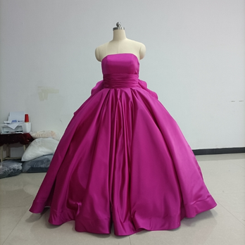 豪華！ベアトップ ウエディングドレス ビビッドピンク 華やかなトレーン プリンセスライン 憧れのドレスの画像