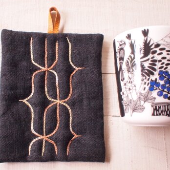 アイヌ刺繍の鍋つかみ　黒リネンにグラデーションのベンガラ染めの糸での画像