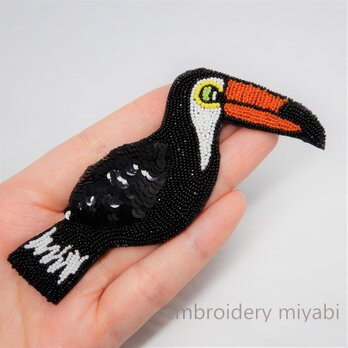 黒い鳥の大きなブローチ　ビーズ刺繍のオオハシ　(リュネビル刺繍)の画像