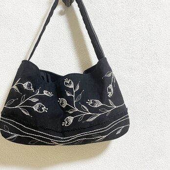 白糸ボタニカル刺繍のワンハンドルかばんの画像