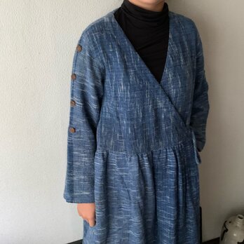 凝りに凝ってる生地厚め手織り綿カシュクールのコートワンピ　ウエスト切り替え、袖や裾バックのポイントボタン等々　青絣の画像