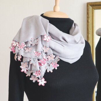 【受注製作】オヤレースの花付き パシュミナストール「桜」ライト・グレーの画像