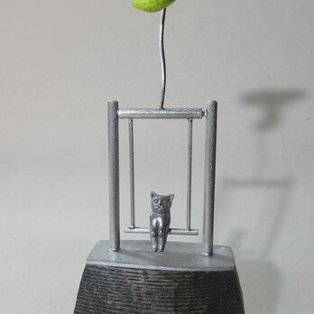 ミニオブジェ「ぶらんこネコ」の画像