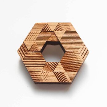 【木ｔｃｈ】クルミの木・ブローチ　honeycomb（ハニカム）の画像