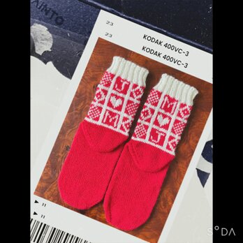 受注作品　赤い手編み靴下　女性用　編み込み模様の画像