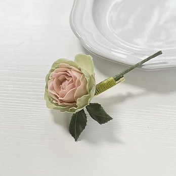 布花　グリーンピンクの薔薇のコサージュの画像