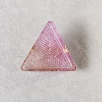 三角のガラスブローチ（紫）の画像