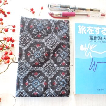 大島紬のブックカバー内布は渋目の赤　厚い本も任せての画像