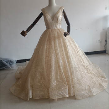 豪華！ゴールド ウエディングドレス キラキラグリッターチュール バックレス 華やかなトレーン 花嫁/前撮の画像