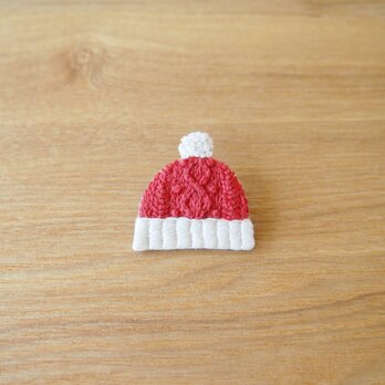 ［受注制作］アラン編みニット帽の刺繍ブローチ（red）の画像
