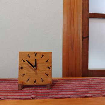 置き･壁掛け兼用 時計　～クリ材・V文字･12×12㎝～の画像