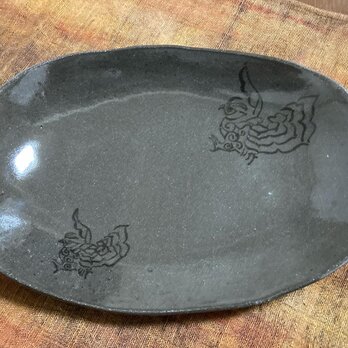 コタンコロカムイ　シマフクロウが2羽飛ぶ　陶器楕円深皿の画像