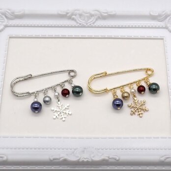 《２色から選べる》クリスマスパールと雪のチャームのブローチ①