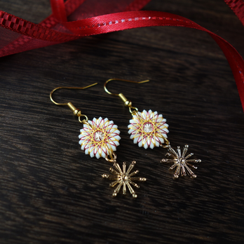 ひかりのクリスマスピアス｜雪の結晶が揺れるホワイト×ゴールド｜大人の軽やかイヤリング