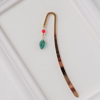 クリスマスカラーの葉っぱビーズのブックマーカー