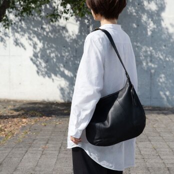 柔らかな本革ショルダーバッグ　軽量　シュリンクレザー　ブラック　牛革　ak-20cs