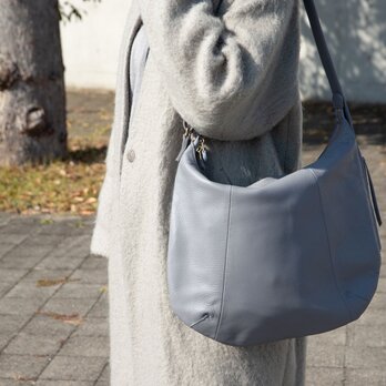 柔らかな本革ショルダーバッグ　軽量　シュリンクレザー　グレー　牛革　ak-20cs