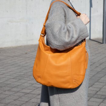 柔らかな本革ショルダーバッグ　軽量　シュリンクレザー　キャメル　牛革　ak-20cs